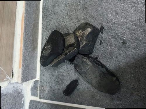 부산진구 가야2동 하수구막힘 배수구 주변의 물 고임과 역류 흔적을 확인하는 모습